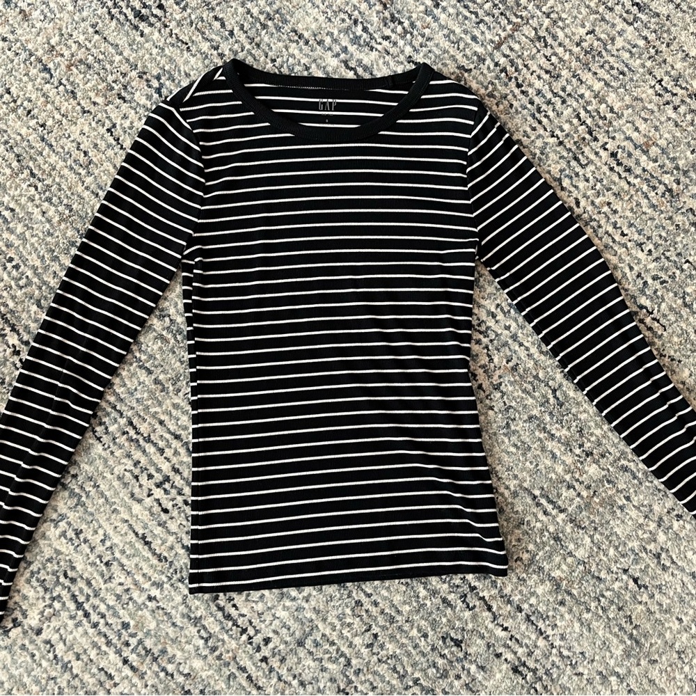 END OF SEASON MARKDOWN - GAP Black and White Striped Long Sleeve Tee
